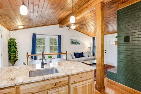 Harpers Ferry Cabin Hot Tub, Deck, Fire Pit, Wifi Zewnętrze zdjęcie